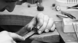 Goldschmied beim Feilen eines Rings