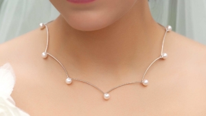 Brautschmuck Weissgolddrahtcollier besetzt mit Perlen