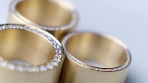 Breite Ringe Gelbgold seitlich gefasste Diamanten Steinbach Goldschmiede