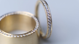 Breite Ringe Gelbgold seitlich gefasste Diamanten Steinbach Goldschmiede