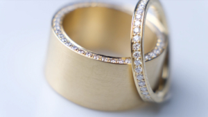 Breite Ringe Gelbgold seitlich gefasste Diamanten Steinbach Goldschmiede