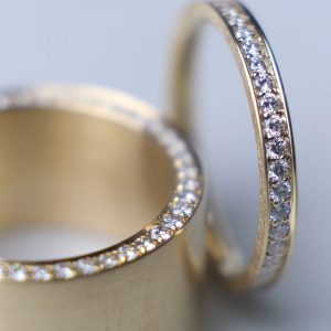 Breite Ringe Gelbgold seitlich gefasste Diamanten Steinbach Goldschmiede