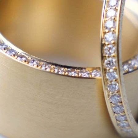 Breite Ringe Gelbgold seitlich gefasste Diamanten Steinbach Goldschmiede