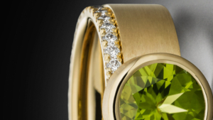 Breiter Peridot Ring 750 Gelbgold und Diamanten Beisteckring Gelbgold - Steinbach Goldschmiede - Handschmuck