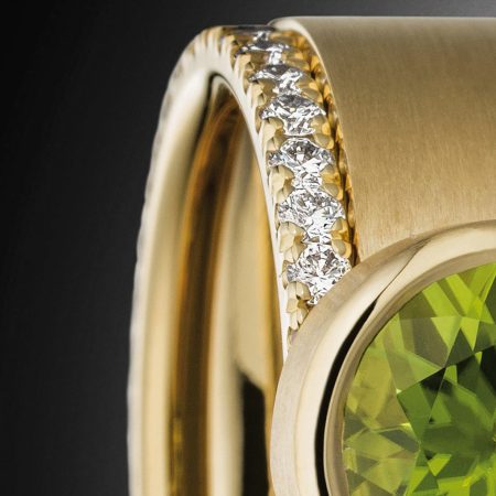 Breiter Peridot Ring 750 Gelbgold und Diamanten Beisteckring Gelbgold - Steinbach Goldschmiede - Handschmuck