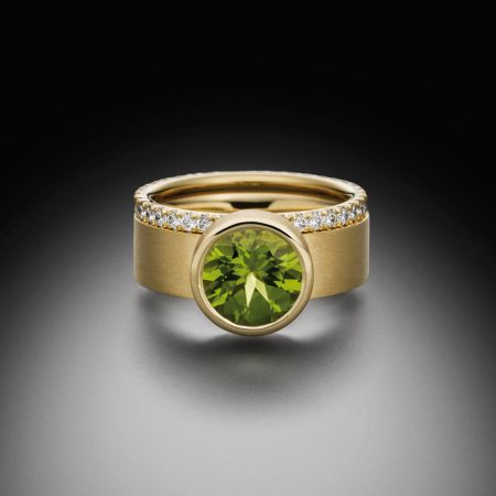 Breiter Peridot Ring 750 Gelbgold und Diamanten Beisteckring Gelbgold - Steinbach Goldschmiede - Handschmuck