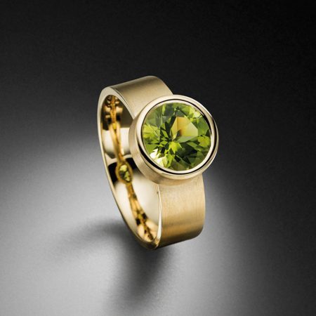 Breiter Peridot Ring 750 Gelbgold - Steinbach Goldschmiede - Handschmuck