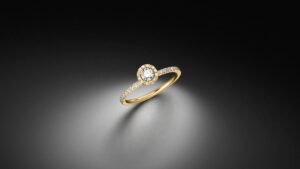 Diamant Halo Solitär Ring mit 0,25ct zentralem Diamant und weiteren 0,22ct Diamanten im Brillantschliff gefertigt in 750 Gelbgold - STEINBACH Goldschmiede