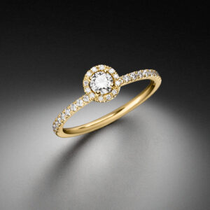 Diamant Halo Solitär Ring mit 0,25ct zentralem Diamant und weiteren 0,22ct Diamanten im Brillantschliff gefertigt in 750 Gelbgold - STEINBACH Goldschmiede