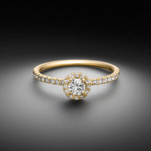 Diamant Halo Solitär Ring mit 0,25ct zentralem Diamant und weiteren 0,22ct Diamanten im Brillantschliff gefertigt in 750 Gelbgold - STEINBACH Goldschmiede