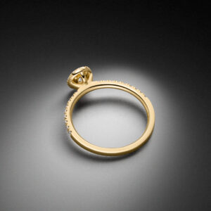 Diamant Halo Solitär Ring mit 0,25ct zentralem Diamant und weiteren 0,22ct Diamanten im Brillantschliff gefertigt in 750 Gelbgold - STEINBACH Goldschmiede