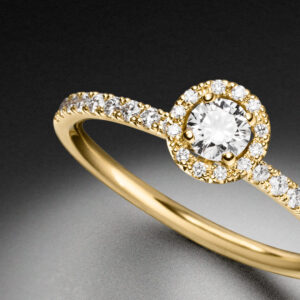 Diamant Halo Solitär Ring mit 0,25ct zentralem Diamant und weiteren 0,22ct Diamanten im Brillantschliff gefertigt in 750 Gelbgold - STEINBACH Goldschmiede