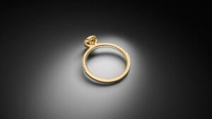 Diamant Halo Solitär Ring mit 0,25ct zentralem Diamant und weiteren 0,22ct Diamanten im Brillantschliff gefertigt in 750 Gelbgold - STEINBACH Goldschmiede