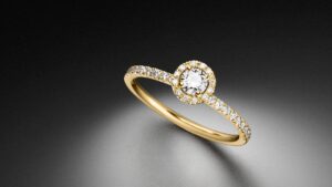 Diamant Halo Solitär Ring mit 0,25ct zentralem Diamant und weiteren 0,22ct Diamanten im Brillantschliff gefertigt in 750 Gelbgold - STEINBACH Goldschmiede