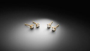 Zarte Diamanten Ohrstecker aus 750 Gelbgold Point-Prong Fassung. Links 0,20ct (3,0 mm), rechts 0,30ct (3,3 mm) - STEINBACH Goldschmiede Handgefertigt in meiner Goldschmiede.
