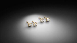 Zarte Diamanten Ohrstecker aus 750 Gelbgold Point-Prong Fassung. Links 0,20ct (3,0 mm), rechts 0,30ct (3,3 mm) - STEINBACH Goldschmiede Handgefertigt in meiner Goldschmiede.