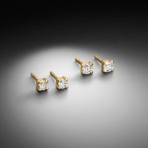 Zarte Diamanten Ohrstecker aus 750 Gelbgold Point-Prong Fassung. Links 0,20ct (3,0 mm), rechts 0,30ct (3,3 mm) - STEINBACH Goldschmiede Handgefertigt in meiner Goldschmiede.