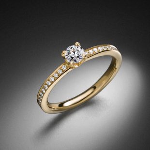 Solitairering Gelbgold Diamanten und Seitendiamanten - Steinbach Goldschmiede - Verlobungsring