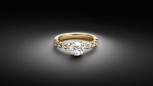 Embrace Solitärr Ring Gelbgold 1,50ct und 0,80ct Seitendiamanten Steinbach Goldschmiede