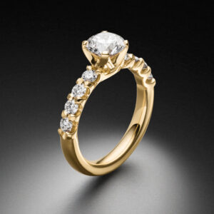 Embrace Solitärr Ring Gelbgold 1,50ct und 0,80ct Seitendiamanten Steinbach Goldschmiede