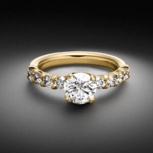 Embrace Solitair Ring Gelbgold 1,50ct und 0,80ct Seitendiamanten Steinbach Goldschmiede