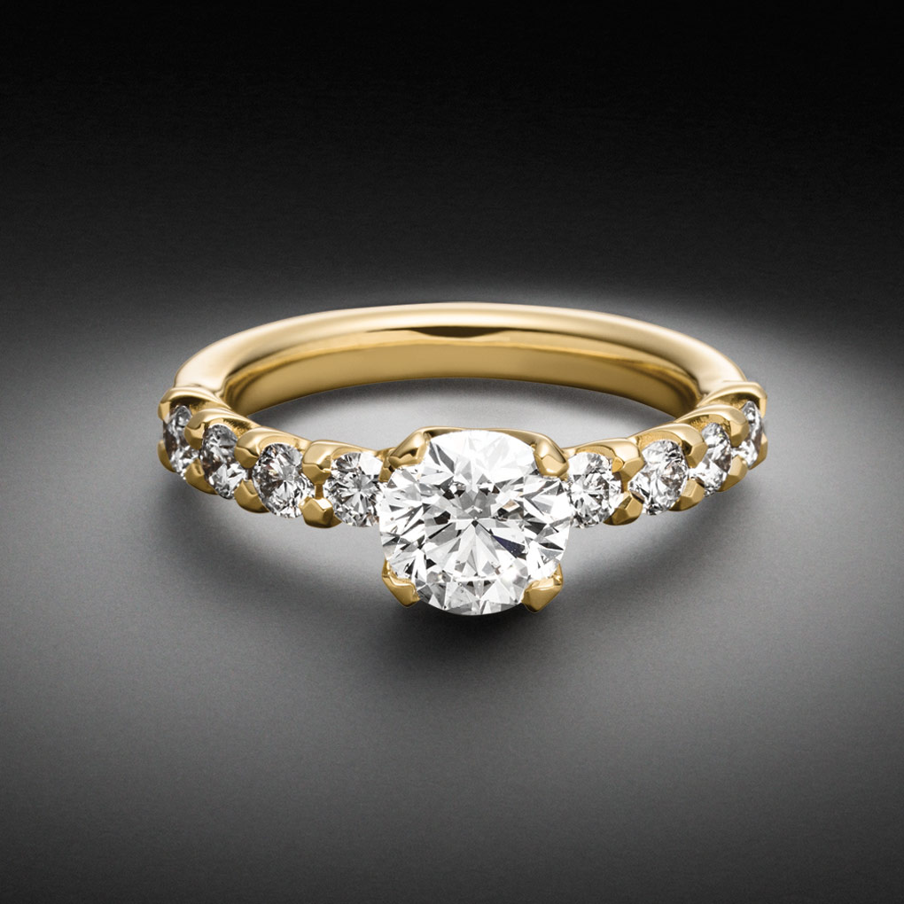 Embrace Solitärr Ring Gelbgold 1,50ct und 0,80ct Seitendiamanten Steinbach Goldschmiede