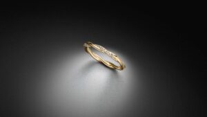 Gedrehter Kordelring aus 750 Gelbgold mit Diamanten