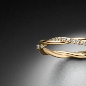 Gedrehter Kordelring aus 750 Gelbgold mit Diamanten