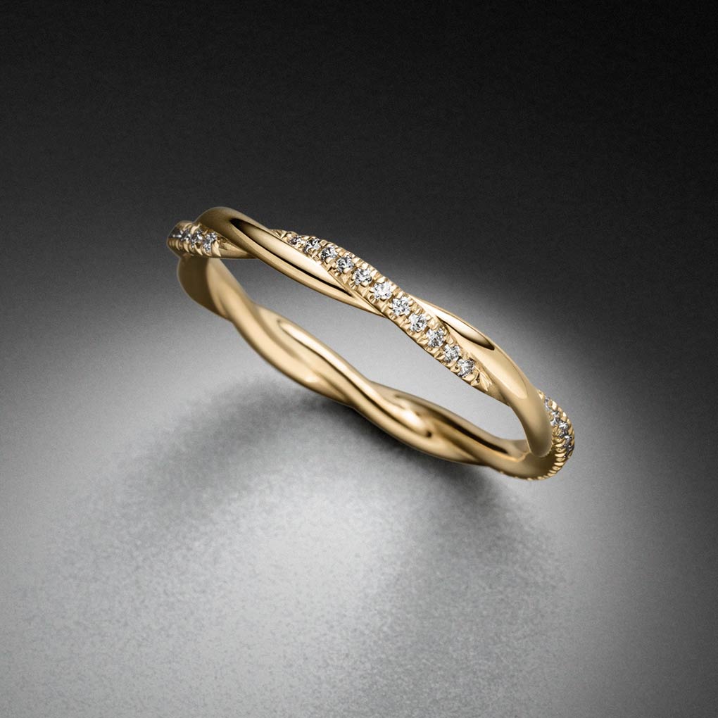 Gedrehter Kordelring aus 750 Gelbgold mit Diamanten