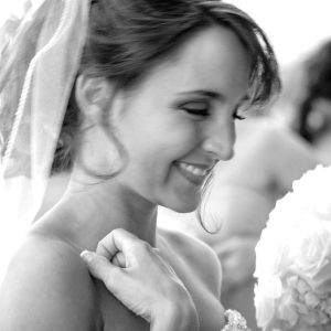 Die Braut lächelt mit ihrem Brautschmuck.