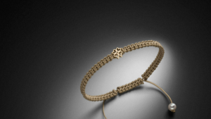 Hochwertiges Makramee Armband mit Gelbgold Kleeblatt Herz in sand - Steinbach Goldschmiede