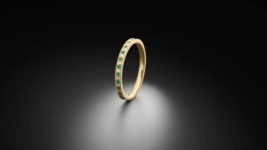Memoire Ring aus 750 Gelbgold mit abwechselnd gefassten Diamanten und grünen Smaragden in feiner Millgriff-Fassung. STEINBACH Goldschmiede
