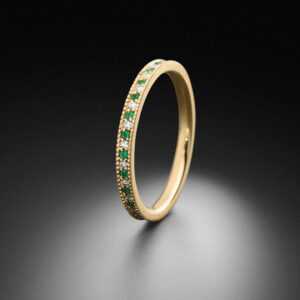 Memoire Ring aus 750 Gelbgold mit abwechselnd gefassten Diamanten und grünen Smaragden in feiner Millgriff-Fassung. STEINBACH Goldschmiede