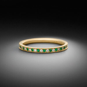 Memoire Ring mit Diamanten & Smaragden - aus 750 Gelbgold mit abwechselnd gefassten Diamanten und grünen Smaragden in feiner Millgriff-Fassung. STEINBACH Goldschmiede