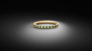 Memoire Ring aus 750 Gelbgold mit abwechselnd gefassten Diamanten und grünen Smaragden in feiner Millgriff-Fassung. STEINBACH Goldschmiede