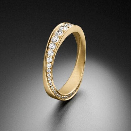 Möbiusring, Moebius Schleife, gedrehter Ring, Gelbgold Diamanten - Steinbach Goldschmiede