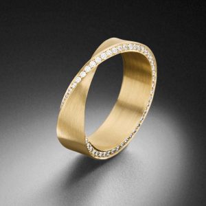 moebiusring 6mm moebiusband ring gelbgold diamanten steinbach goldschmiede