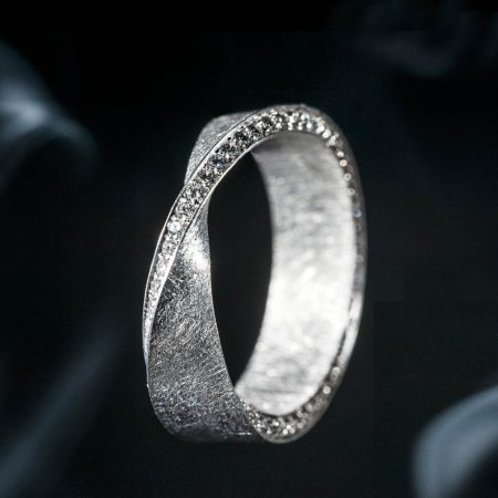 breiter Möbius Ring Weissgold Diamanten - mood Photographie