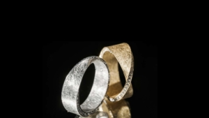 breiter Möbius Ring Gelbgold Weissgold Diamanten - mood Photographie