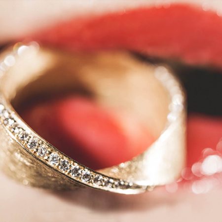 breiter Möbius Ring Gelbgold Diamanten - mood Photographie