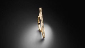 Ring Balance Gelbgold Diamanten Wippe puristisches harmonisches Design - Steinbach Goldschmiede - Ringdesign - Handschmuck Skulptur