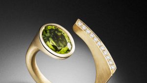 Ring Peridot Ovalschliff Gelbgold Diamaten Handschmuck Steinbach Goldschmiede