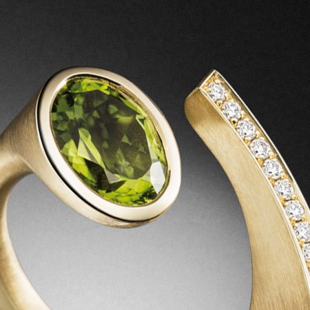 Ring Peridot Ovalschliff Gelbgold Diamaten Handschmuck Steinbach Goldschmiede