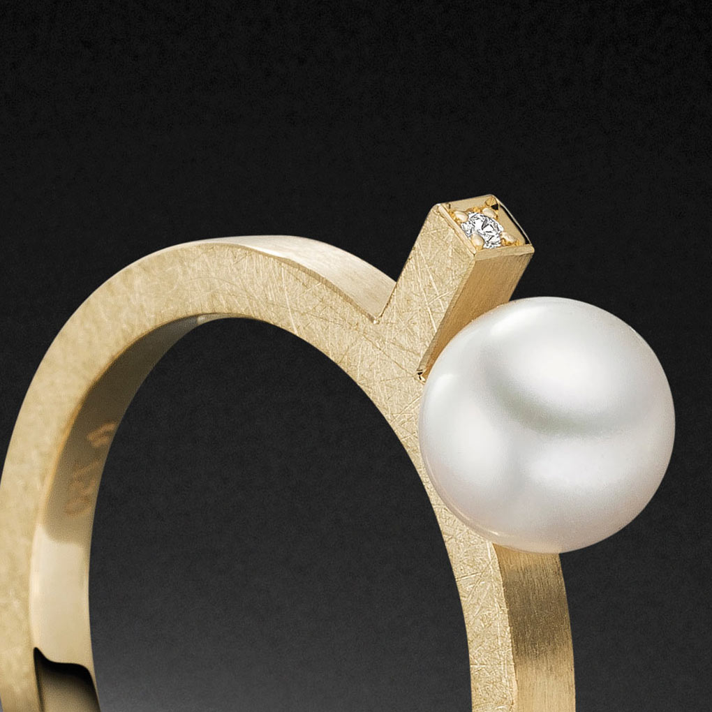 Ring Turm Gelbgold besetzt mit einem Diamant und einer Perle - Steinbach Goldschmiede - Perlring