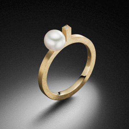 Ring Turm Gelbgold besetzt mit einem Diamant und einer Perle - Steinbach Goldschmiede - Perlring