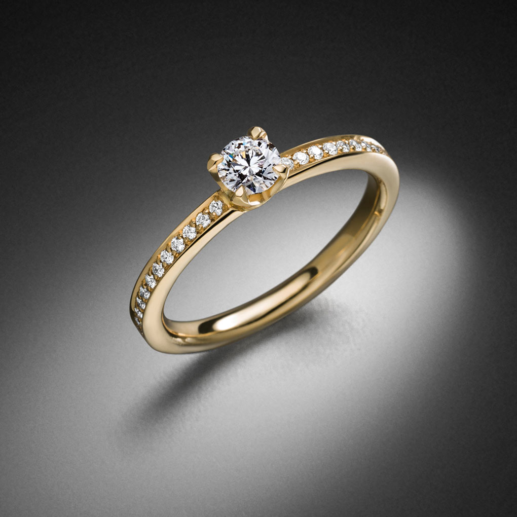 Solitairering Gelbgold Diamanten und Seitendiamanten - Steinbach Goldschmiede - Verlobungsring