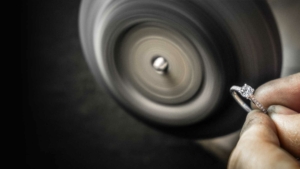 Solitärring Steinbach Goldschmiede Ring polieren