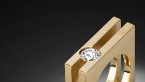 Moderner Spannring Gelbgold Diamant Ring Steinbach Goldschmiede