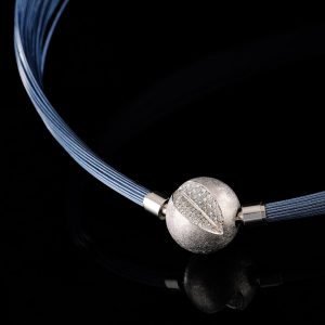 Wechselcollier Kugel Einschnitt Diamanten Weissgold Drahtcollier blau Steinbach Goldschmiede